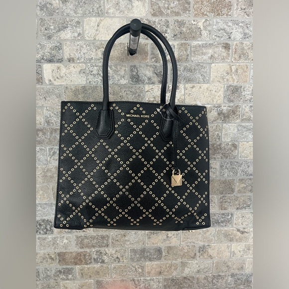 Michael Kors Handbags - NWT/NWOT Michael Kors Shoulder Bag